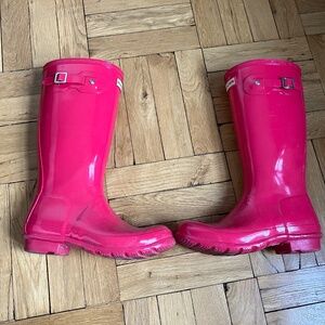 Hunter got pink boots size 5
